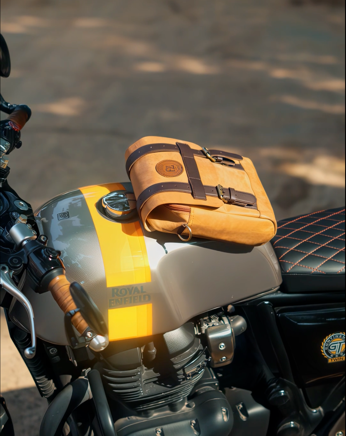 Tank Master Leather Tank Bag zipper and D-ring detail